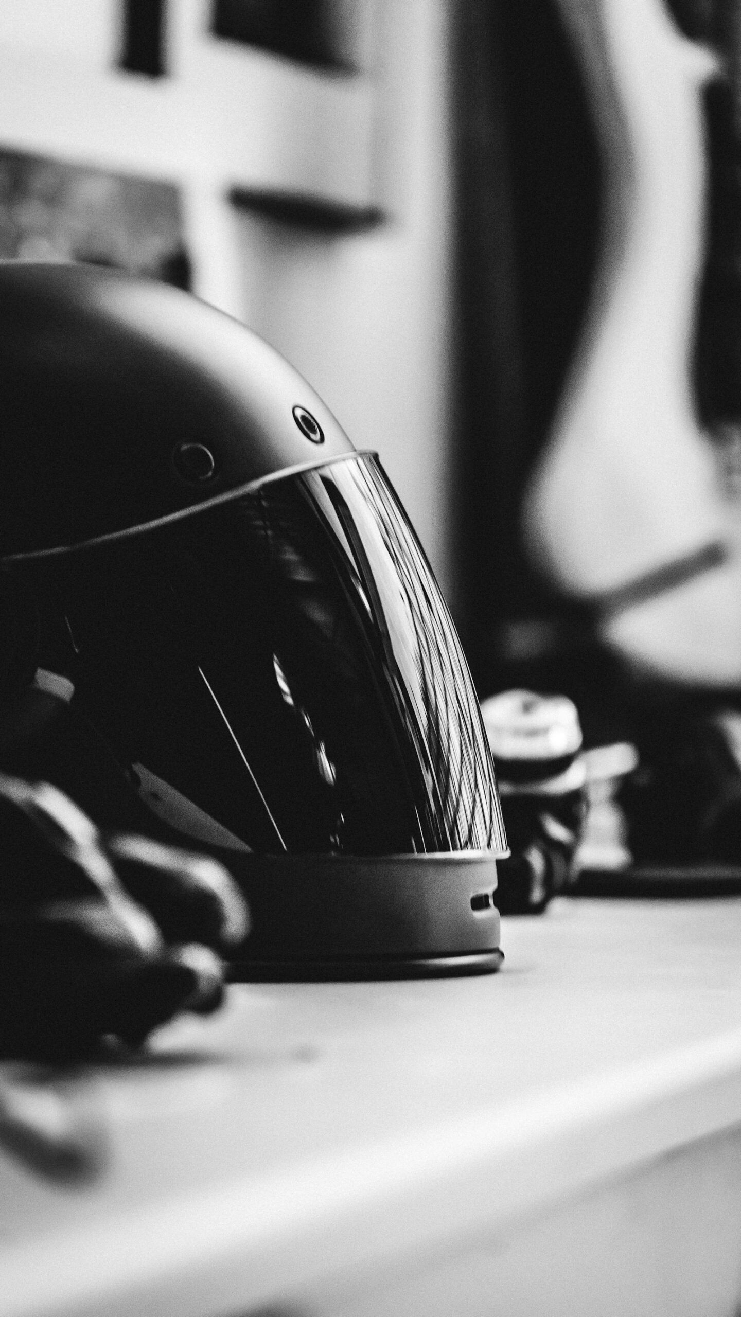 Casco integral de moto apoyado sobre una mesa