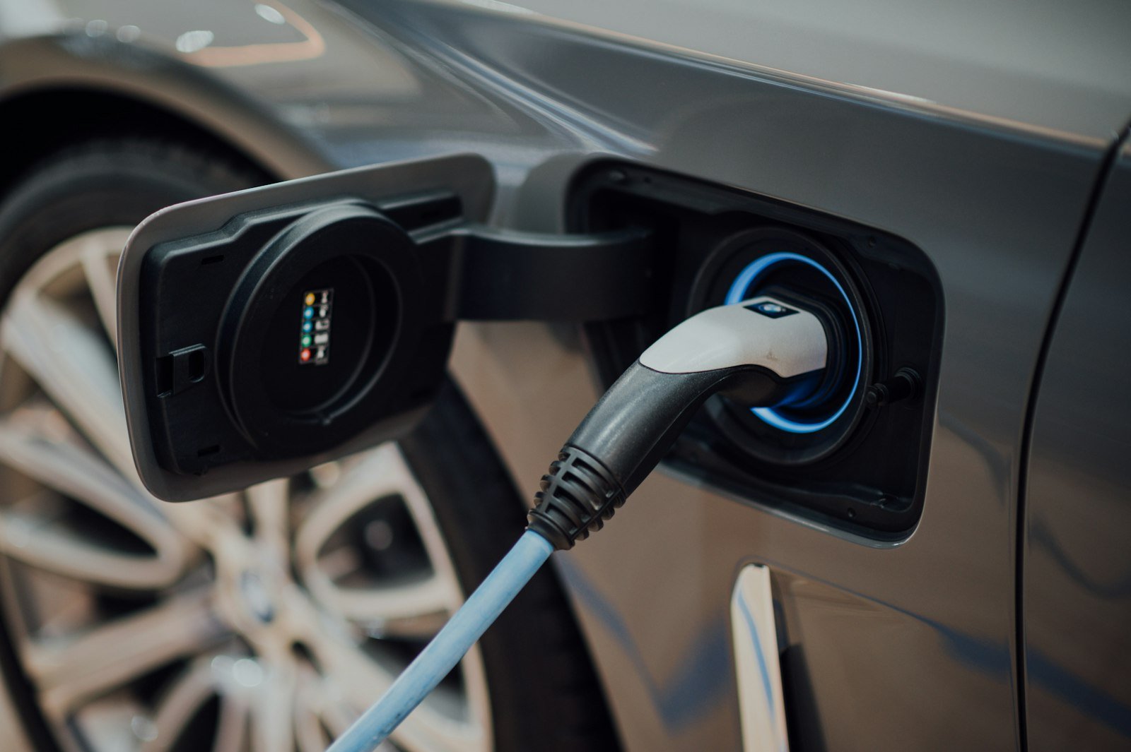 Cable de carga conectado a un coche eléctrico