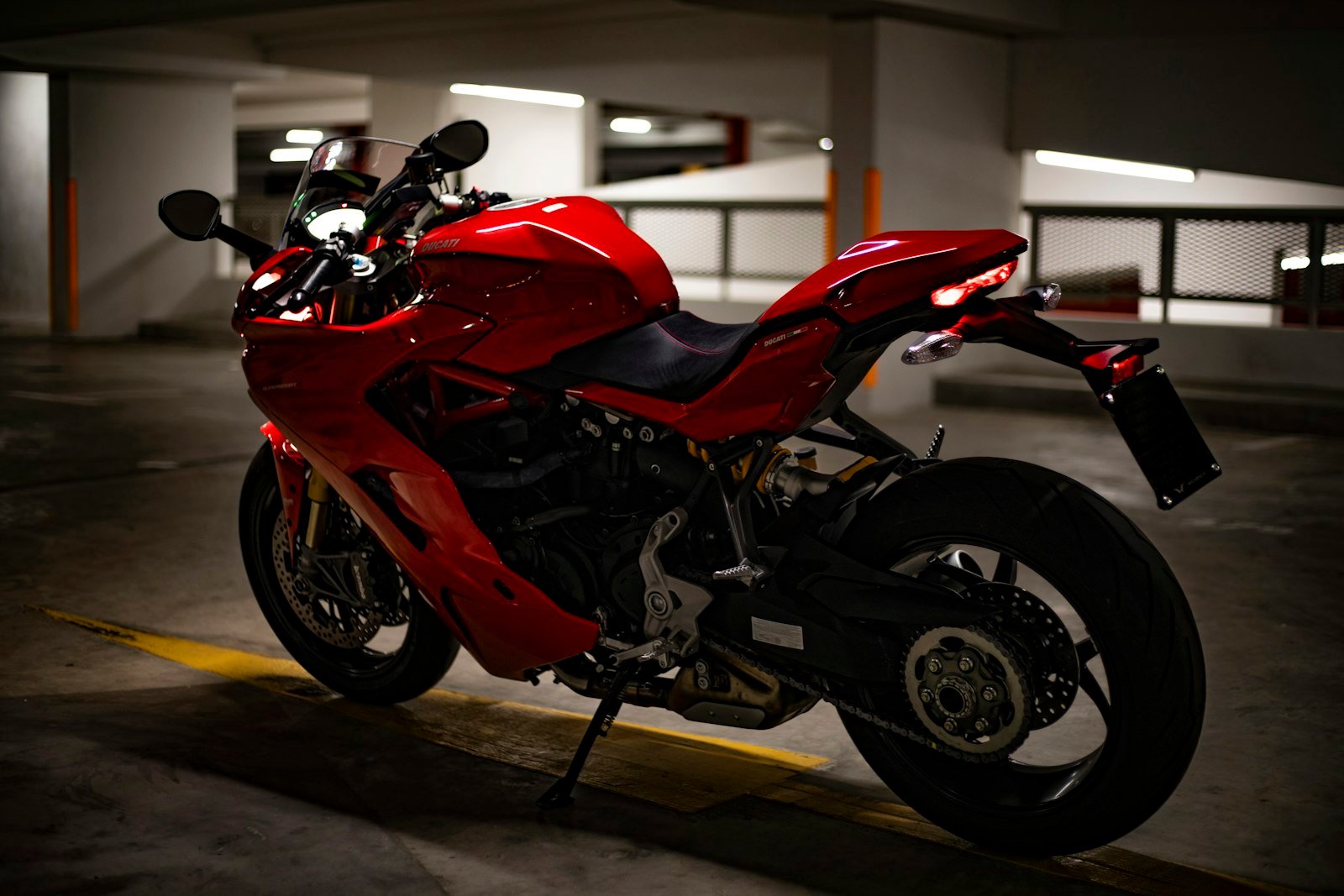 Moto deportiva roja y negra aparcada